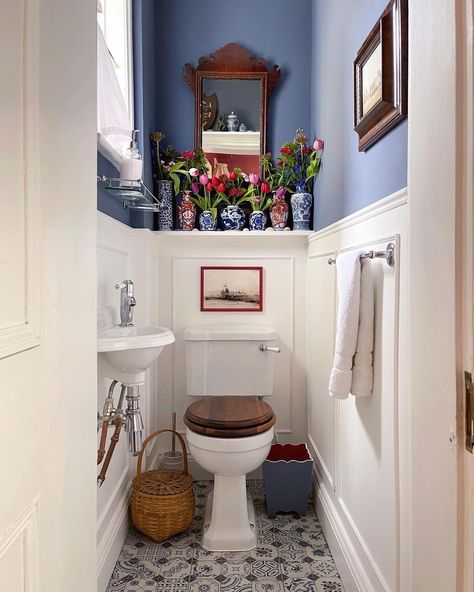 Small Narrow Bathroom, Narrow Bathroom Designs, Wc Decoration, Small Toilet Room, Narrow Bathroom, Downstairs Toilet, Small Toilet, Small Bathroom Ideas On A Budget, Downstairs Bathroom