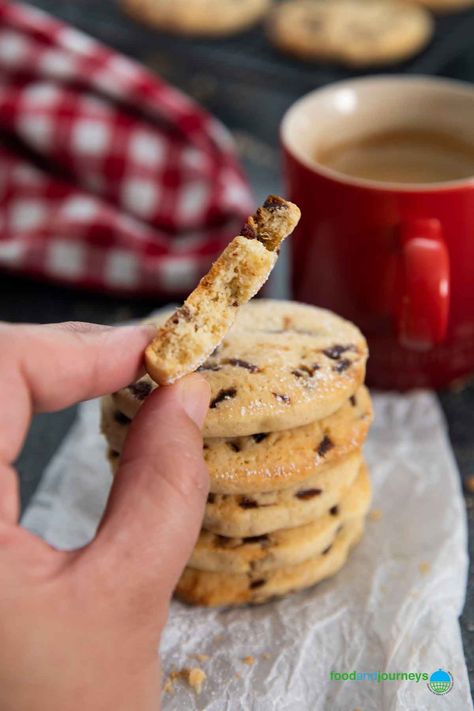 Lebanese Cookies, Date Biscuits, Everyday Cookies, Date Cookies, Date Cake, Dried Dates, Indian Foods, Chocolate Biscuits, Buttery Cookies