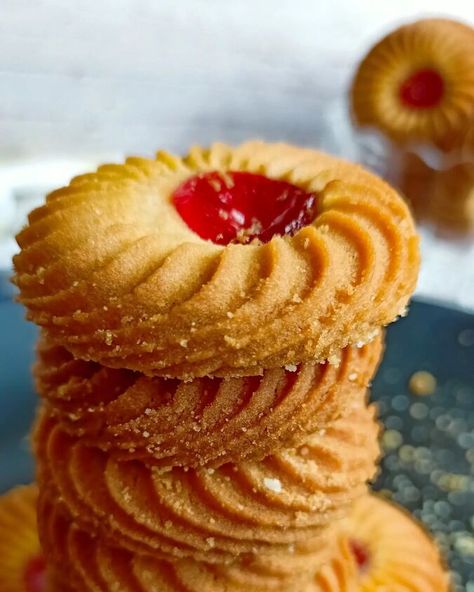 English Buiscits, Simple Butter Cookies, Biscuit Cookies Recipe, Baked Biscuits, Best Biscuit Recipe, Jam Thumbprint Cookies, Jam Tarts, Simple Cookies, Jam Cookies