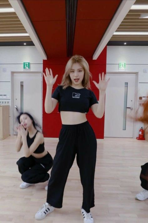 Ryujin Dance Practice Outfit, Ryujin Dance Practice, Itzy Dance Practice Outfit, Itzy Dance Practice, Ryujin Dance, Dance Practice Outfits Kpop, Focused Aesthetic, Kpop Dance Practice Outfits, Itzy Dance