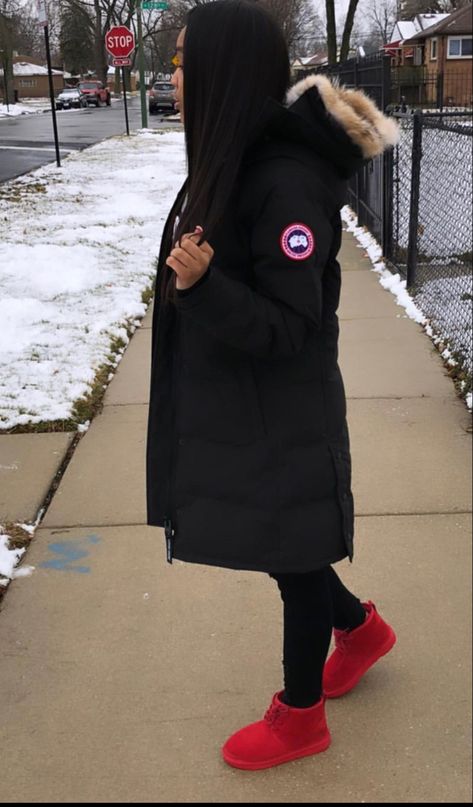 Canada Goose Aesthetic, Canada Goose Women Outfits, Canada Goose Outfit, Red Uggs, Winter Inspo Outfits, Ski Trip Outfit, Canada Goose Women, Outfit Botas, Uggs Outfit