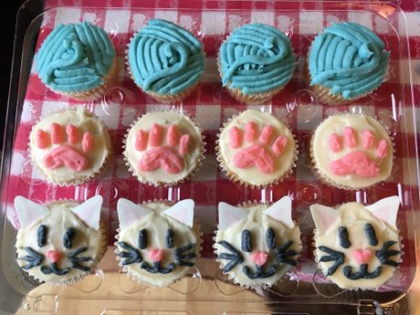 How to Decorate Cat‐Themed Cupcakes (with Pictures) - wikiHow Life Colored Frosting, Kitten Birthday Party, Cat Themed Birthday Party, Dog Cupcakes, Blue Frosting, Cat Cupcakes, Kitten Birthday, Kid Cupcakes, Buttercream Cupcakes