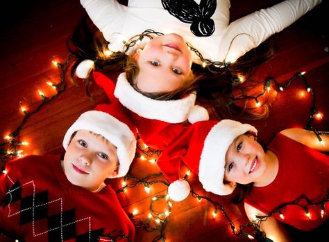 Siblings Christmas Photos, Christmas Brother And Sister Photo Ideas, Christmas Photo Siblings, 3 Kids Christmas Photoshoot Ideas, Childrens Christmas Photo Shoot Ideas, 3 Sibling Christmas Pictures, Sibling Christmas Picture Ideas, Cousins Christmas Pictures, Christmas Photoshoot Siblings