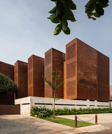 Red Brick Architecture, Brick Sculpture, Studio Build, Boarding House, Wood Architecture, Brick And Wood, Brick Architecture, Brutalist Architecture, Architecture Studio