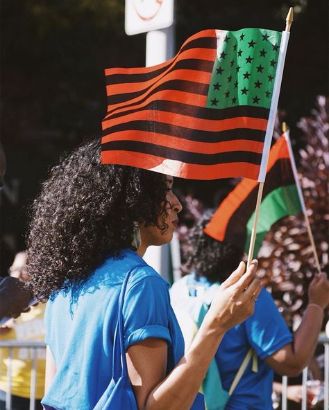 David Hammons’ designed the red, black, and green “African-American Flag” in 1990. The original hangs to the @studiomuseum in Harlem African American Design, Juneteenth Aesthetic, Juneteenth Images, Afro American Flag, Red Black Green Flag, Red Black And Green Flag, Aa Culture, Black American Heritage Flag, Soulaan Culture