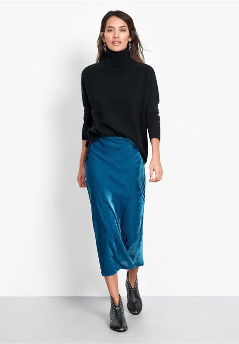 Velvet Skirt Outfit Winter, Velvet Skirt Outfit, Harper Harley, Neutral Skirt, Blue Skirt Outfits, Blue Velvet Skirt, Skirt Inspiration, Long Skirt Fashion, Winter Skirt Outfit