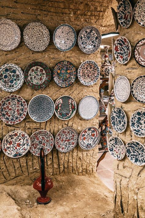 Traditional Moroccan plates hanging on wall · Free Stock Photo Spice Chart, Moroccan Plates, Handmade Ceramics Plates, Blue Floral Design, Bedroom Office Decor, Photos Hd, Spice Recipes, Moroccan Carpets, Wall Plates