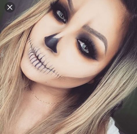 Skull Make Up, Halloween Skeleton Makeup, Pelottava Halloween, Make Up Diy, Makeup Zombie, Halloweenský Makeup, Halloween Make-up Looks, Creepy Halloween Makeup, Cute Halloween Makeup