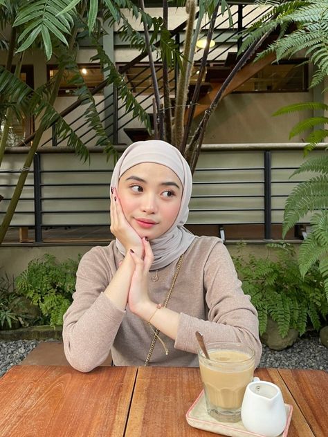 Pose Selfie Hijab, Pose Ideas Hijab, Work In Cafe, Cafe Ootd, Ootd Cafe, Ootd Hijab Simple, Study Tour, Stylish Outfits Casual, Simple Hijab