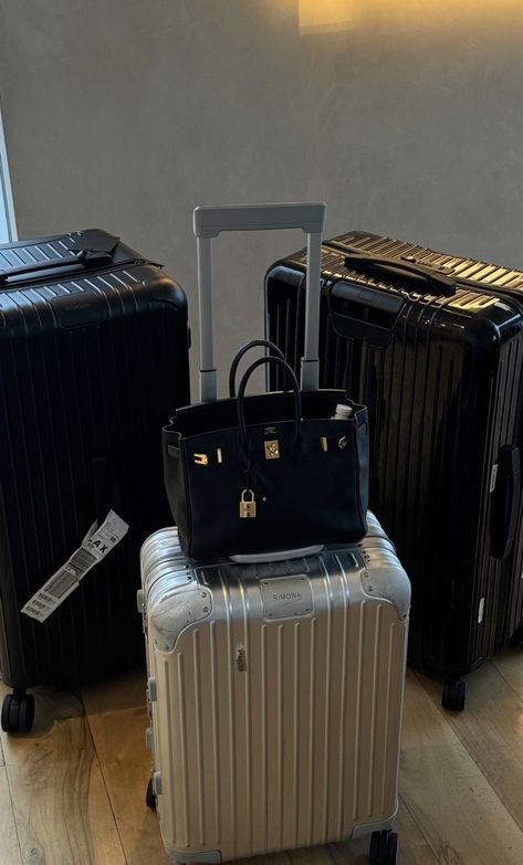 Luxury Luggage Aesthetic, Airport Necessities, Travel Luggage Aesthetic, Plane Bag, Rimowa Luggage, Airport Aesthetic, Airport Fits, Rose Bag, Classy Aesthetic