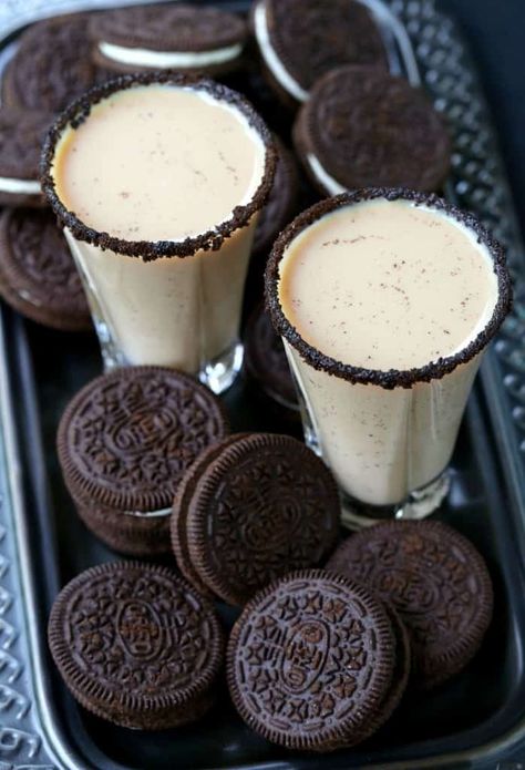 These Oreo Cookie Shots can be served as a boozy, fun dessert! Easy Shot Recipes, Turkey Chili Recipe Easy, Easy Turkey Chili, Party Food Easy Appetizers, Oreo Torte, Cookie Shots, Turkey Chili Recipe, Oreo Desserts, Thanksgiving Appetizer Recipes