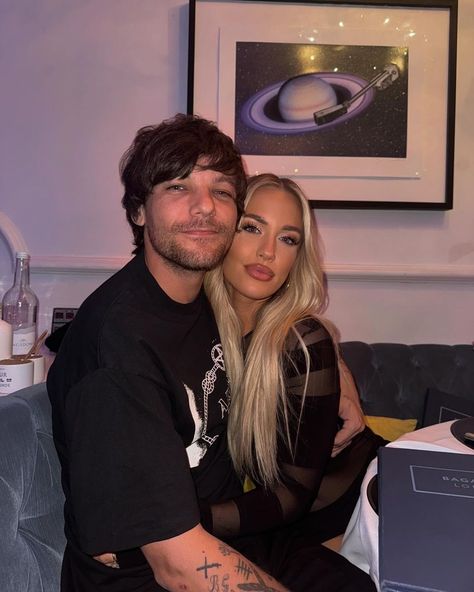 Louis And Lottie, Louis Tomlinson Sisters, Birthday In London, Tomlinson Family, One Direction Cake, Siblings Photos, Lottie Tomlinson, One Direction Outfit, Punk Rock Princess