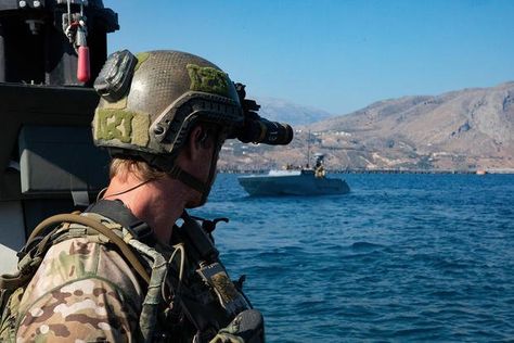 Do you think you have what it takes to become a member of Naval Special Warfare or Special Operations? Seal Training, Navy Diver, Military Workout, Deep Sea Diving, Joining The Military, Spec Ops, Naval Special Warfare, Military News, Heavy Weights