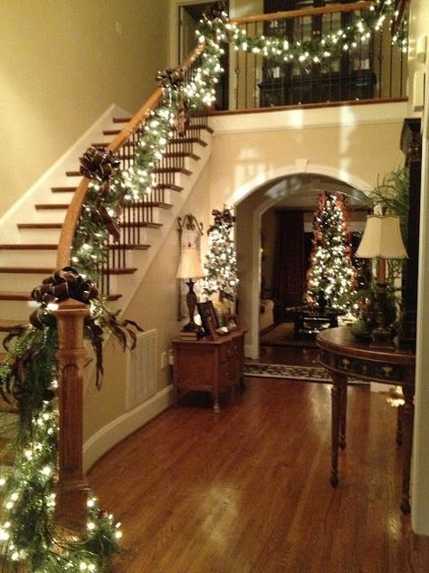 I sooo want a big open plan stair case with a fab banister so I can decorate it like this every Christmas lol Christmas Garland On Stairs, Christmas Staircase, Deco Originale, Christmas Time Is Here, Decorating With Christmas Lights, Noel Christmas, Merry Little Christmas, Christmas Love, Christmas Deco