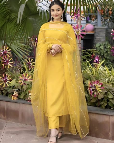 Haldi Dress, Yellow Kurta, Haldi Outfits, Pakistani Women Dresses, Desi Fashion Casual, Pakistani Fancy Dresses, Pakistani Fashion Party Wear, Fancy Dresses Long, Simple Pakistani Dresses