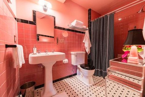 1940s Interior Design, Pink Tile Bathroom, 1940s Interior, 1940s Decor, 1940s Cottage, Sims Design, Pink Bathroom Tiles, Modern Vintage Bathroom, Pink Tub