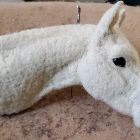 Needle Felt Horse, Felt Weaving, Felted Horse, Felt Horse, Needle Felting Tutorial, Hobby Horses, Nuno Felt Scarf, Needle Felting Tutorials, Horse Diy