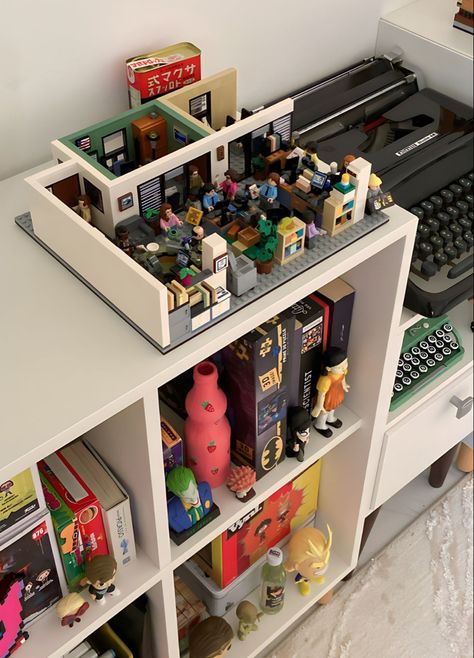 Legos In Room, Lego Desk Ideas, Lego Room Aesthetic, Lego Room Decor, Lego Room, Room Desk, Pretty Room, Vinyl Toys, Room Makeover Bedroom