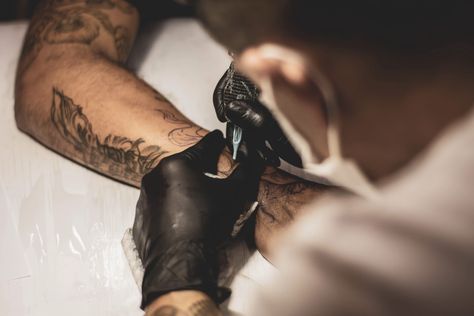 Tattoo artist sought for new Minnesota prison program - Bring Me The News Tattoo Needle Sizes, Cream Tattoo, Native American Tattoos, Tattoo Trend, Melanie Griffith, Tattoo Convention, American Tattoos, Cheap Holiday, Tattoo Needles