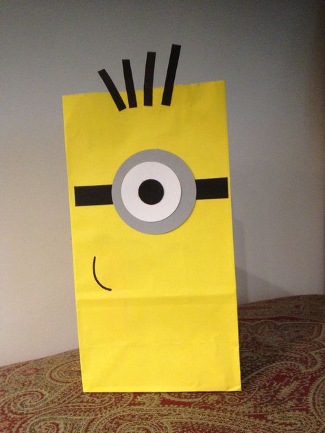 Easy Minion Goody Bag using SU punches and paper . Minion Goodie Bags, Minion Mayhem, Minion Birthday Party, Minion Birthday, Minion Party, Goody Bags, Diy Paper Crafts Decoration, Animal Crafts, 2nd Birthday Parties