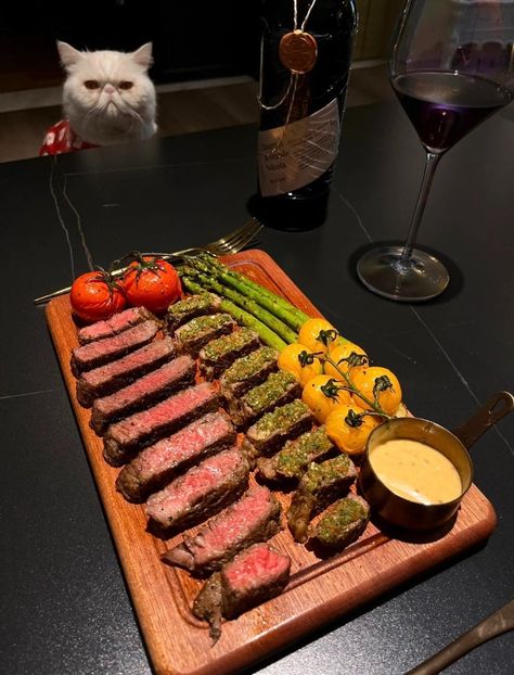 Exclusive secret steak with red wine, this is how delicious by TryKey2246 Barbecue Party Food, Steak With Red Wine, Street Food Business, Healthy Eating Meal Plan, Beef Steak Recipes, Cooking The Perfect Steak, Food Street, Barbecue Party, Delicacy Food