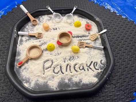 Loose flour wuth utensils and play food! Messy Play With Food, Messy Play, Play Food, Play Activities, Food Themes, Sensory Bins, Flour, Toddler Activities, Activities For Kids