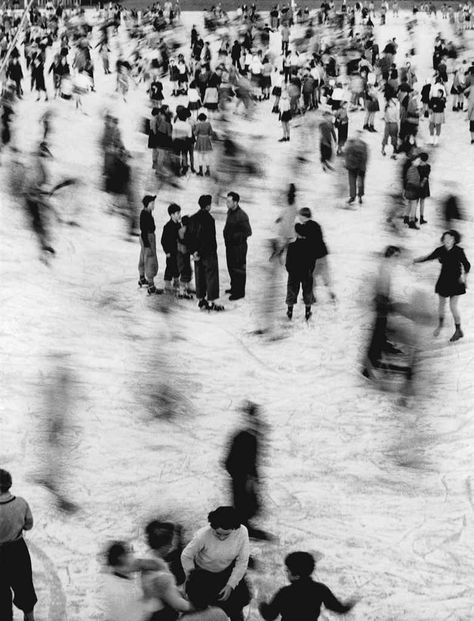 People Walking, Motion Blur, Foto Art, Album Design, Brigitte Bardot, Bw Photo, Shutter Speed, Vintage Photography, 그림 그리기