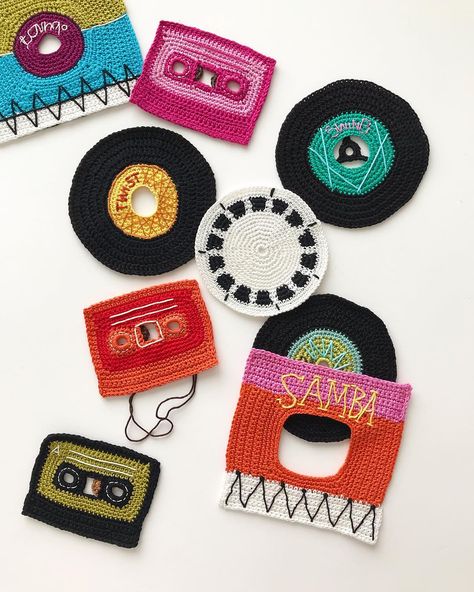 Tuija Heikkinen’s Instagram post: “Old school pastime! 🎶🎵🎶 #music #cassette #vinylsingle #viewmaster #retro #records #illustration #yarnillustration #coaster #virkkaus” Crochet Record Player, Crochet Record Coasters, Crochet Mixed Media, Crochet Cassette, Record Crochet, Crochet Vinyl Record, Crochet Instagram Post Ideas, Crochet Record, Records Illustration