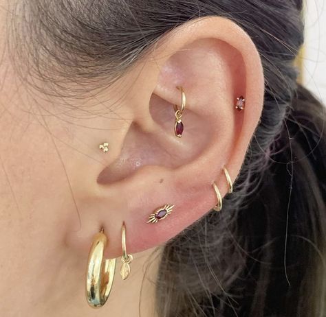 Gold Ear Piercings, Minimalist Ear Piercings, Cool Ear Piercings, Pretty Ear Piercings, Cool Piercings, Cute Ear Piercings, Ear Style, Types Of Piercings, Body Jewelry Piercing