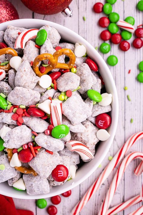 Christmas Puppy Chow Christmas Puppy Chow, Best Puppy Chow Recipe, Reindeer Chow Recipe, Holiday Dessert Recipes Easy, Puppy Chow Christmas, Reindeer Chow, Muddy Buddies Recipe, Muddy Buddy, Puppy Chow Recipes