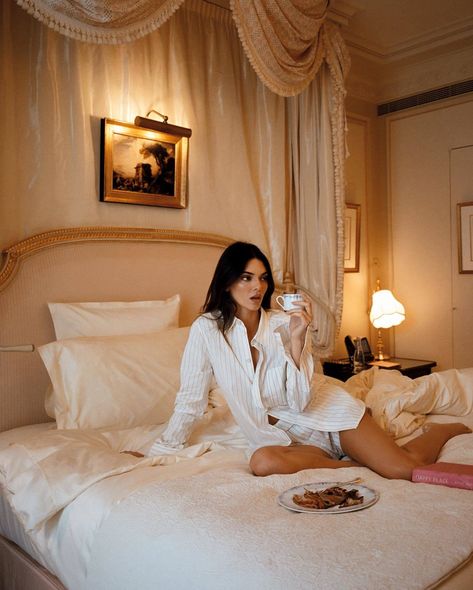 Classy Hotel Photoshoot, Old Money Hotel Aesthetic, Hotel Photoshoot Aesthetic, Hotel Poses Instagram, Hotel Shoot Ideas, Hotel Room Shoot, Hotel Photo Ideas, Hotel Room Photoshoot Ideas, Luxury Hotel Aesthetic