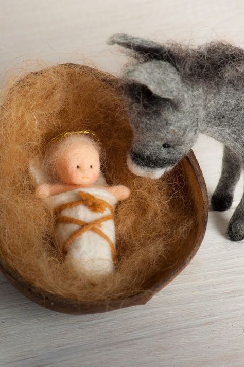 Needle Felting Diy, Needle Felted Christmas, Felted Wool Crafts, Wool Animals, Felt Fairy, Needle Felting Tutorials, Wet Felt, Needle Felting Projects, Felt Christmas Ornaments