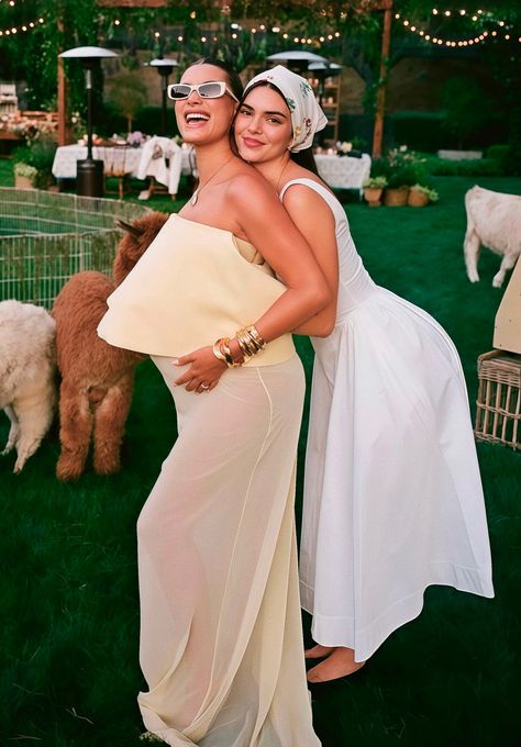 Hailey Bieber Friends, Hailey Bieber Photobooth, Hailey Bieber Pregnant 2024, Kendall And Hailey Bieber, Hailey Bieber And Kylie Jenner, Hailey Bieber Pregnant, Bad Bunny And Kendall Jenner, Hailey Bieber Summer, Hailey Bieber Met Gala