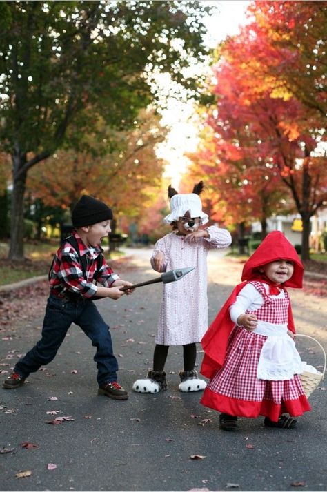 The very best halloween costume is the one your child loves. But there may be a few years where you get some pull… Here are some of my all-time-favorites from around the web (including a few from our archives). What will you (or your kids) be wearing this halloween? We’re still deciding! Nancy Drew (also, her parents: Holmes and … Halloween Costumes For Big Kids, Spearmint Baby, Red Riding Hood Costume, Wolf Costume, Trio Halloween Costumes, Baby Kostüm, Family Costumes, Family Halloween Costumes, Main Game