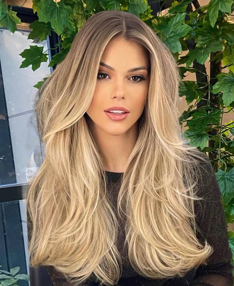 Long Hair with Feathered Layering Woman Picture, Woman Wallpaper, Brown Hair Balayage, Long Layered Haircuts, Blonde Hair Inspiration, Picture Beautiful, Shoulder Length Hair Cuts, Long Blonde, Long Layered Hair