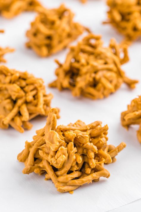 Butterscotch haystacks are a super simple no-bake treat that is delicious any time of year! They take just 4 ingredients and a few minutes to make. Butterscotch Haystacks, Butterscotch Cookies Recipes, High Protein Snack Recipes, Haystacks Recipe, Protein Snacks Recipes, Haystack Cookies, Yellow Desserts, Salty Desserts, Healthy High Protein Snacks