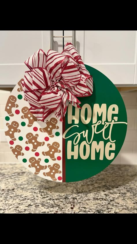 Round Door Signs Christmas, Christmas Round Door Hangers, Grinch Wood Sign, Christmas Door Hangers Diy, Christmas Makes To Sell, Signs Diy Wooden, Diy Candy Decorations, Gingerbread Door Hanger, Winter Wood Signs