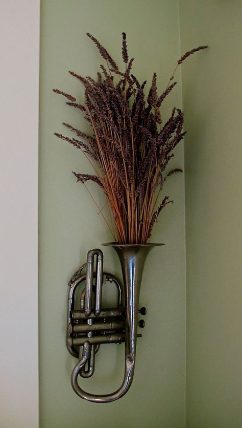 Vintage #trumpet filled with aromatic lavender Music Furniture, Home Music Rooms, Music Room Decor, Hemma Diy, Dekor Diy, Music Decor, Repurposed Items, Music Themed, Music Wall