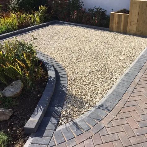 https://www.sure-green.com/media/fishpig/webp/catalog/product/cache/c06f5cbddc581ce0be0fd547115ea21f/c/o/cotswold_chippings_6_2.webp Cotswold Stone Driveway, Cotswold Gravel Driveway, Cotswold Stone Gravel, Driveway Ideas Uk, Gravel Driveway Ideas, Shingle Driveway, Resin Driveway, Cotswold Stone, Driveway Ideas