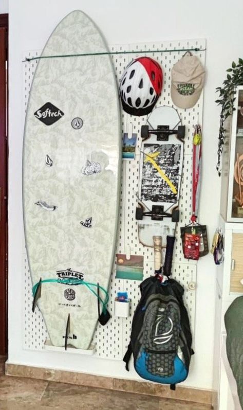 Use the IKEA SKADIS pegboard as a display rack for your surfboard and skates. Wall mounted means it doesn't get in the way and takes up no space. Skadis Ikea Ideas, Bachelors Pad, Skådis Ikea, Ikea Wall Art, Display Rack Ideas, Surfboard Display, Surfboard Wall Rack, Snowboard Wall, Skadis Pegboard