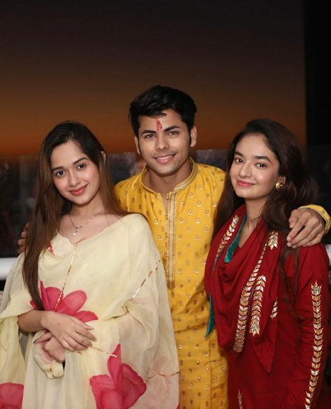 Sisters Photography Poses Indian, Rakhi Pics, Sisters Photography Poses, Sisters Photography, Jannat Zubair Rahmani, Friends Logo, Sister Photography, Siddharth Nigam, Indian Sari Dress