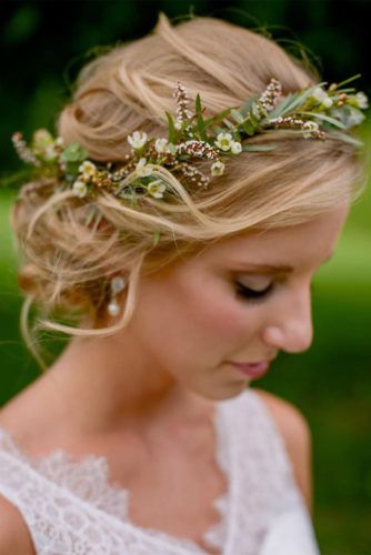 Romantic Hairstyles with Flower Crown ★ Hairstyles With Flower Crown, Hairstyles Lob, Traditional Veil, Glamorous Wedding Hair, Flower Crown Bride, Floral Crown Wedding, Flower Crown Hairstyle, Romantic Hairstyles, Bridal Flower Crown