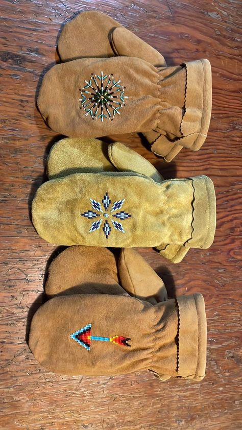 Fur Mittens Pattern, Fur Mittens, Native American Beadwork Patterns, Fur Mitten, Diy Slippers, Native American Crafts, Native American Beadwork, Mittens Pattern, Beadwork Patterns