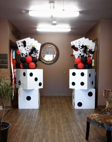 Casino Theme Centerpieces, Casino Themed Centerpieces, Casino Birthday Party, 50th Birthday Centerpieces, Vegas Theme Party, Casino Birthday, Party Equipment, Fest Temaer, Las Vegas Party