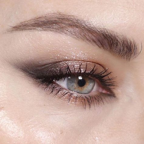 Grey Eye Makeup, Maquillage On Fleek, Smokey Eye Makeup Look, Hooded Eye Makeup, Makeup Guide, Brown Eyeshadow, Eye Makeup Tips, Blue Eye Makeup, Maquillaje Natural