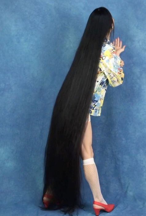 Extreme Long Hair, Floor Length Hair, Hair Covering, Long Hair Images, Long Hair Models, Extremely Long Hair, Long Hair Play, Lustrous Hair, Extreme Hair