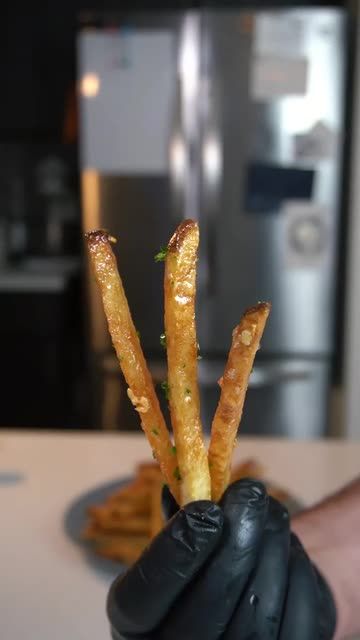 terapat | Spotlight on Snapchat Crispy Homemade Fries, French Fries Homemade, Fries Homemade, Homemade Fries, Vegetarian Fast Food, Garlic Fries, Tasty Baking, Food Drinks Dessert, Healthy Sweets Recipes