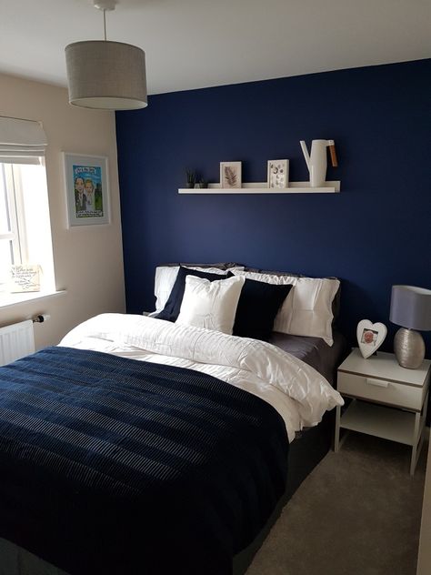 Navy and white bedroom. Guest bedroom Navy Blue And White Bedroom Decor, Navy And White Boys Bedroom, Navy Grey And White Bedroom, Small Navy Bedroom, Bedroom With Blue Carpet, Navy Blue And White Bedroom Ideas, Small Blue Bedroom Ideas, Dark Blue And White Bedroom, Navy Blue Room Ideas