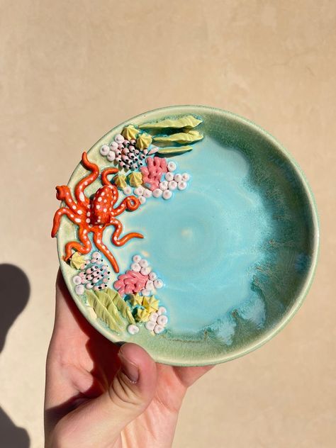 Cute Clay Plates, Beachy Ceramics, Clay Wheel Ideas, Sea Clay Art, Hand Sculpted Pottery, Cute Ceramic Plates, Clay Ocean Animals, Clay Wheel Projects, Ocean Clay Ideas