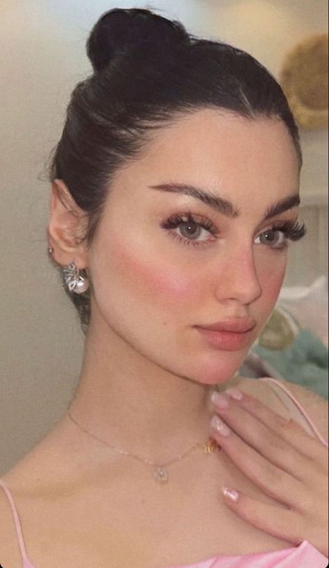 Russian Makeup Look, Dark Luxury Aesthetic, Dark Luxury, Look Kylie Jenner, Light Makeup Looks, Classy Makeup, Glam Wedding Makeup, Makeup Accesories, Money Motivation